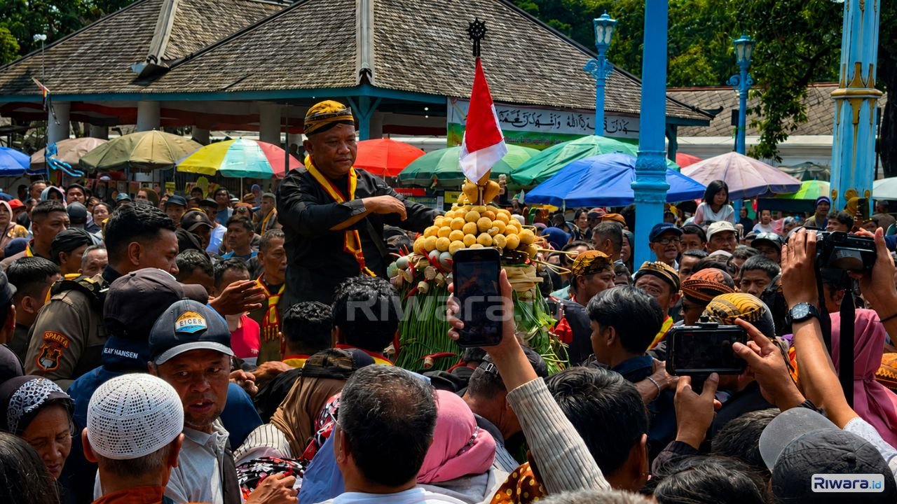 Gunungan Jaler direbutkan Warga dalam prosesi sakral Grebeg Besar Iduladha 2026 Karaton Surakarta Hadiningrat sebagai simbol rasa syukur kesuburan dan sedekah Karaton kepada masyarakat